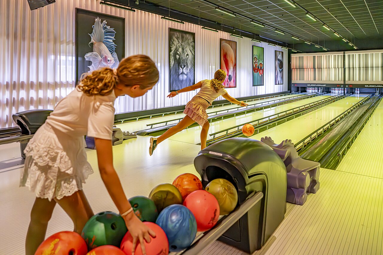 Deux jeunes filles jouent au bowling sur une piste moderne au camping CAPFUN het Winkel � Winterswijk.