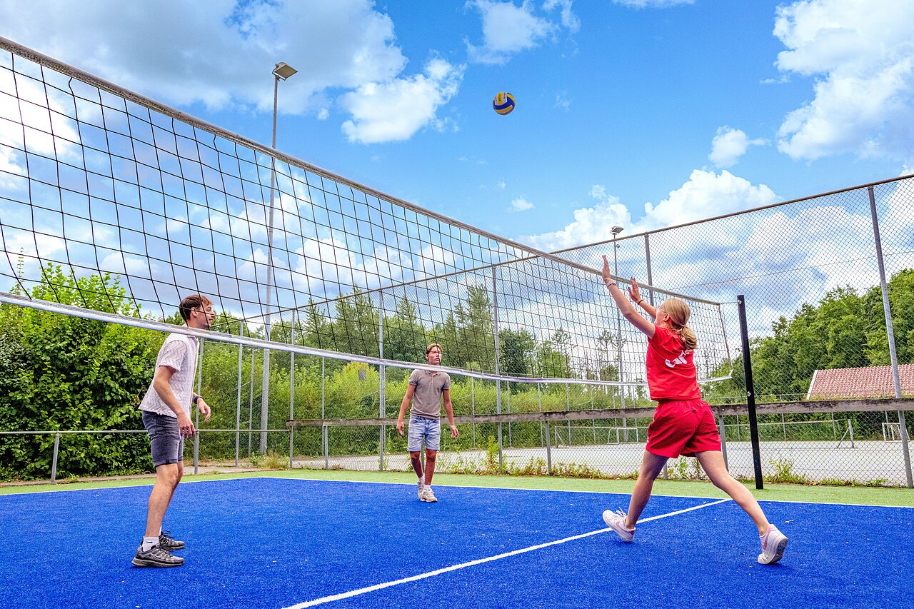 Terrain multisport de volleyball avec joueurs au camping CAPFUN het Winkel � Winterswijk.
