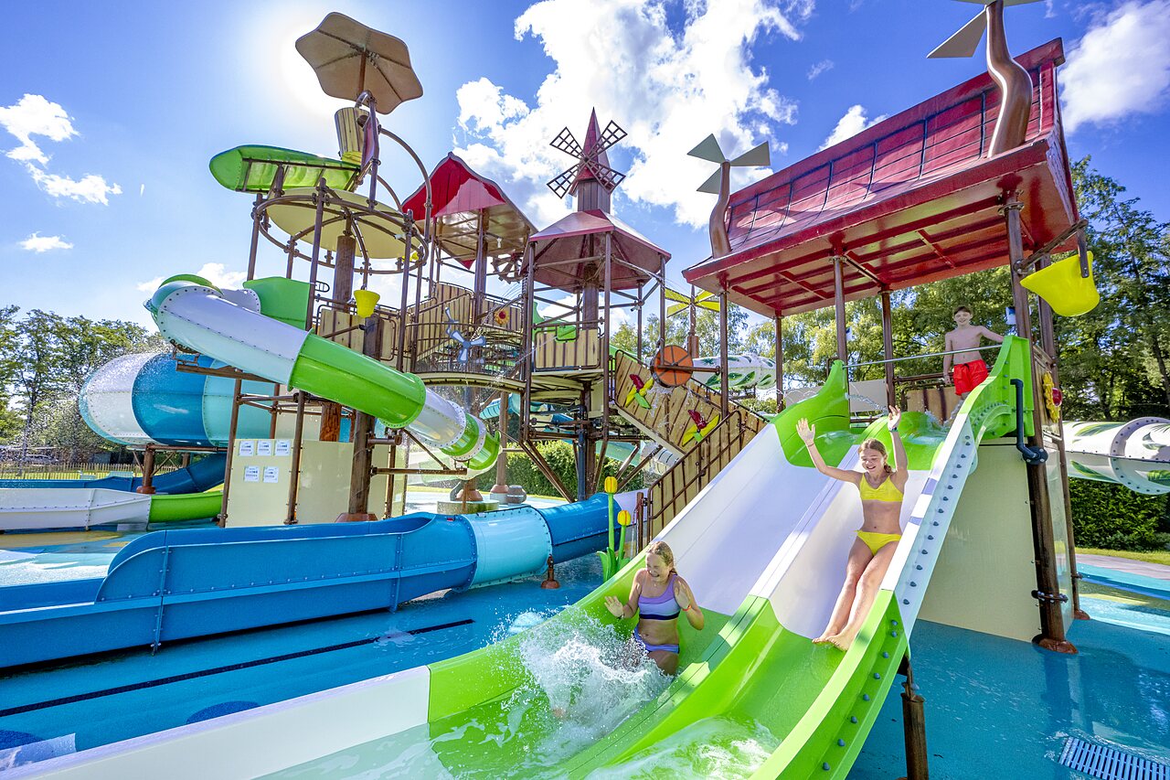 Grande structure de jeux aquatiques avec toboggans et enfants au camping CAPFUN het Winkel � Winterswijk.