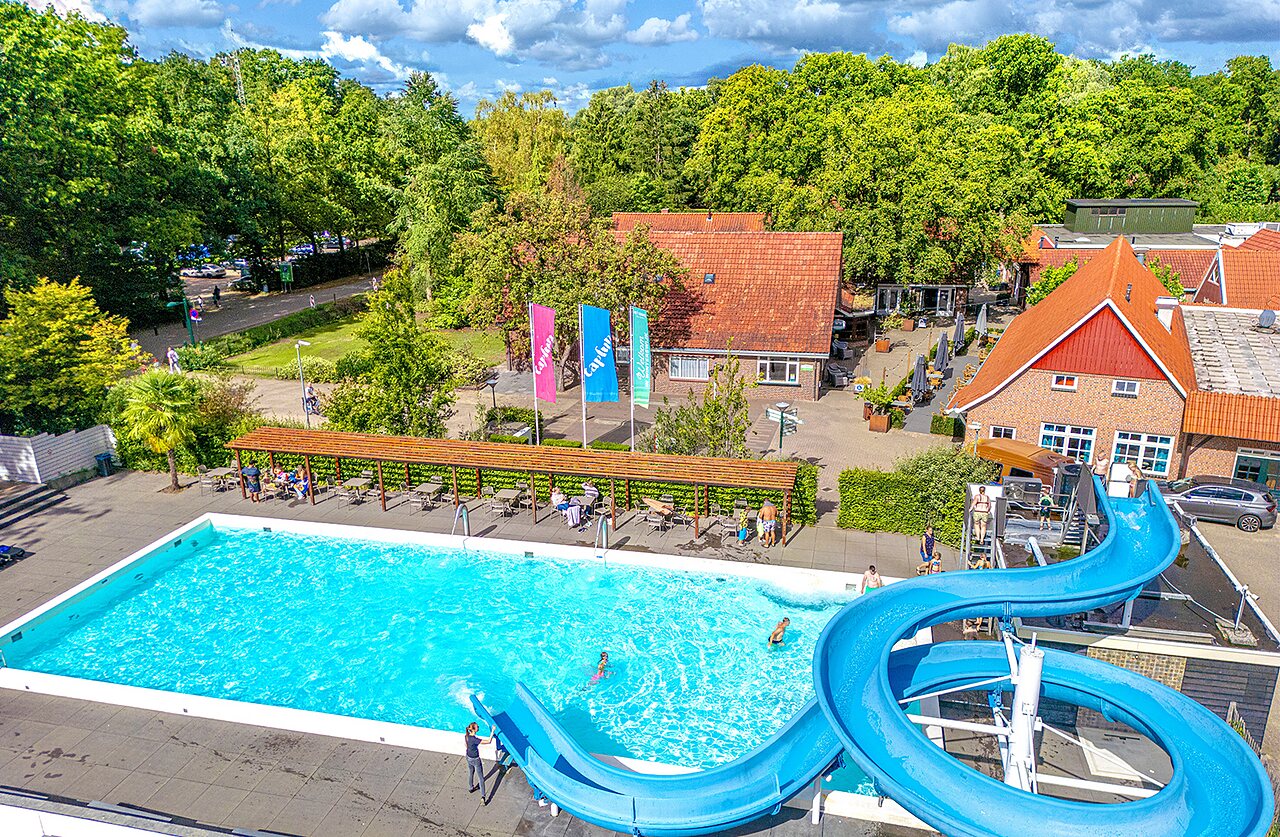 Piscine ext�rieure avec toboggan aquatique bleu au camping CAPFUN het Winkel � Winterswijk.