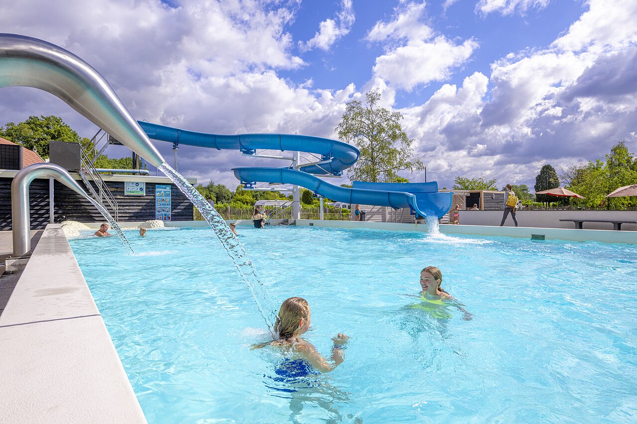 Piscine ext�rieure avec toboggans bleus et jets d'eau au camping CAPFUN het Winkel � Winterswijk.