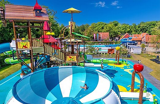 Wasserrutschen und Wasserspielplatz auf dem Campingplatz CAPFUN het Winkel in Winterswijk.