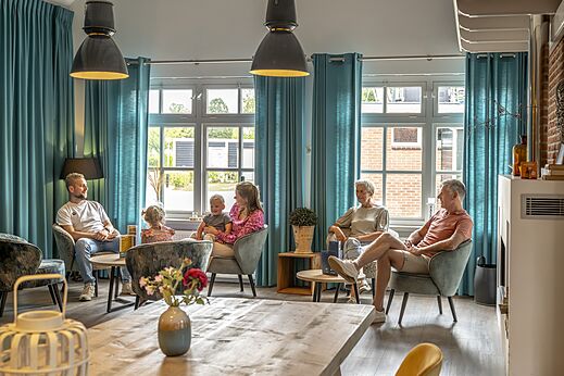 Moderner und gemütlicher Loungebereich für Familien auf dem Campingplatz CAPFUN het Winkel in Winterswijk.