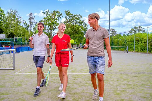 Junge Tennisspieler auf dem Multisportplatz im CAPFUN het Winkel in Winterswijk.