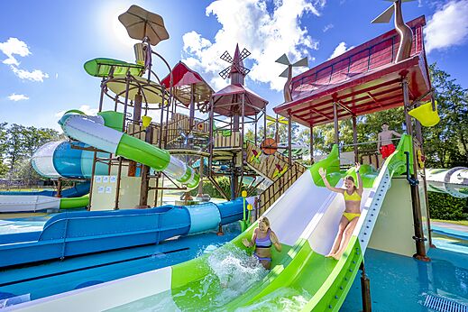 Wasserrutschen und Wasserspielplatz für Kinder auf dem Campingplatz CAPFUN het Winkel in Winterswijk.