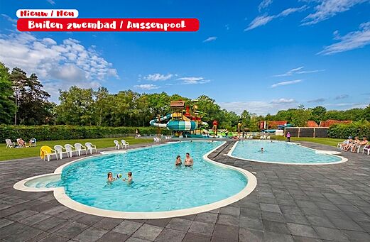 Großer Außenpool mit Wasserrutschen und Stühlen auf dem Campingplatz CAPFUN het Winkel.