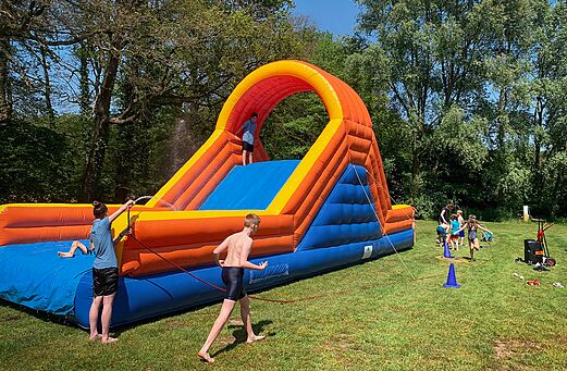 Große aufblasbare Wasserrutsche für Kinder auf dem Campingplatz CAPFUN het Winkel in Winterswijk.
