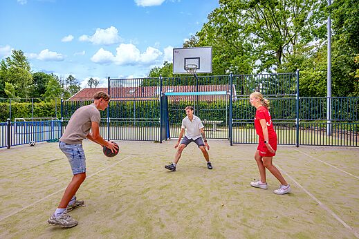 Multisportplatz mit Jugendlichen beim Basketballspielen auf dem Campingplatz CAPFUN het Winkel in Winterswijk.