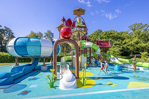 Wasserrutschen und Wasserspielplatz für Kinder auf Camping CAPFUN het Winkel in Winterswijk.