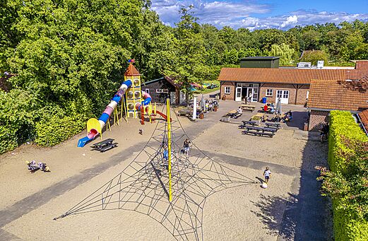 Großer Spielplatz mit Rutschen und Kletternetz auf dem Campingplatz CAPFUN het Winkel in Winterswijk.