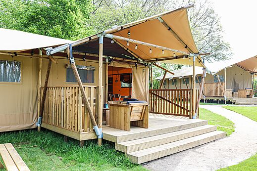 Safari-Zelt mit Holzterrasse auf dem Campingplatz CAPFUN het Winkel in Winterswijk.
