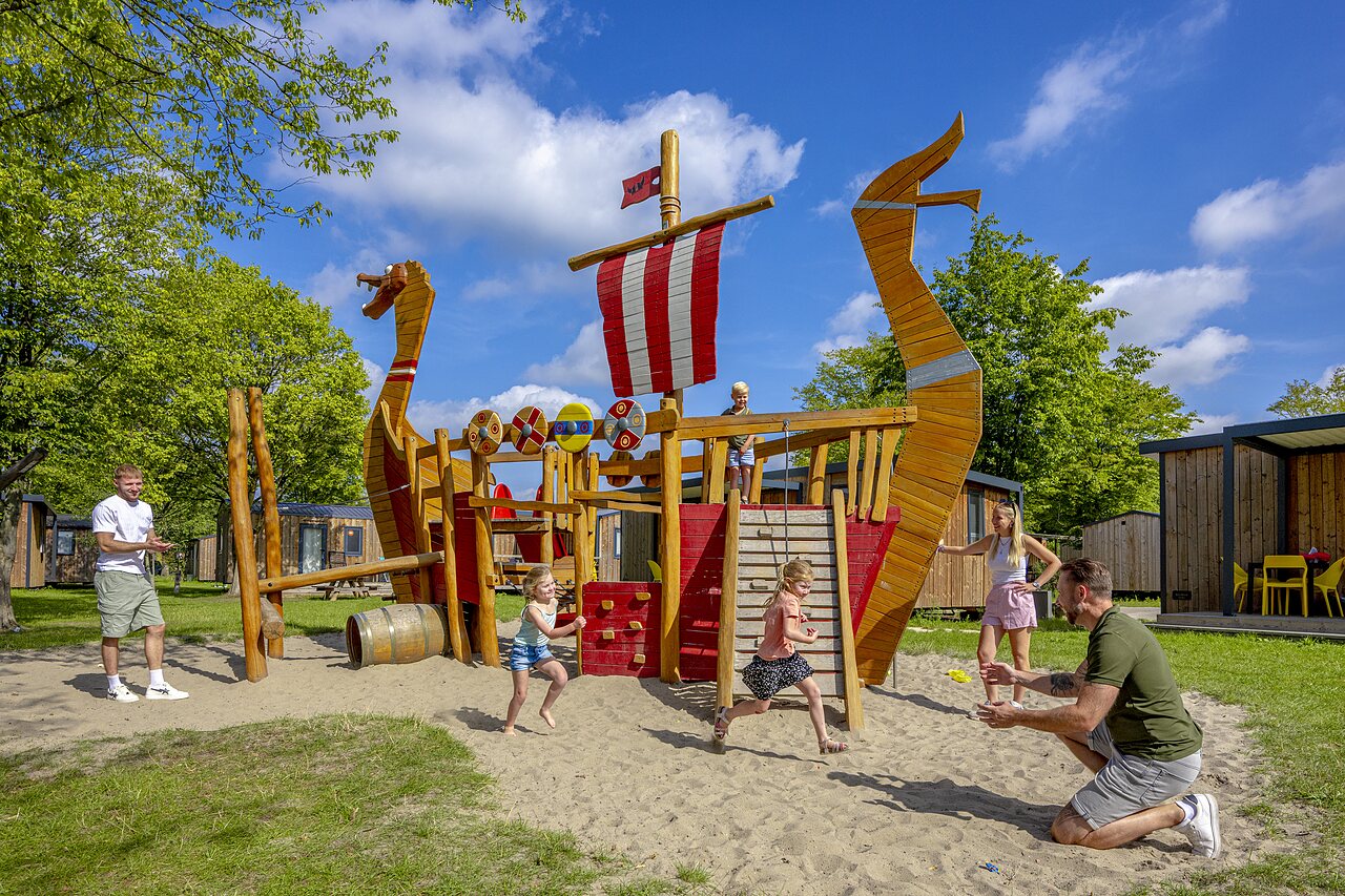 Wikingerschiff-Spielplatz mit Kindern auf dem Campingplatz CAPFUN de Wondermolen in Molenschot.