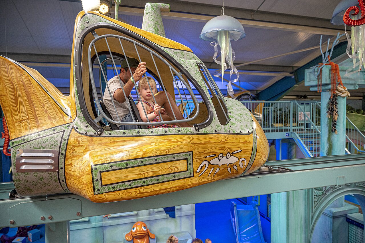 U-Boot-H�ngeattraktion mit Kind und Erwachsenem auf dem Campingplatz CAPFUN de Wondermolen in Molenschot.