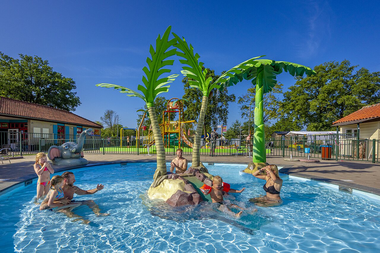 Familienpool mit Wasserspielen, Palmen und Elefant auf dem Campingplatz CAPFUN Wondermolen.