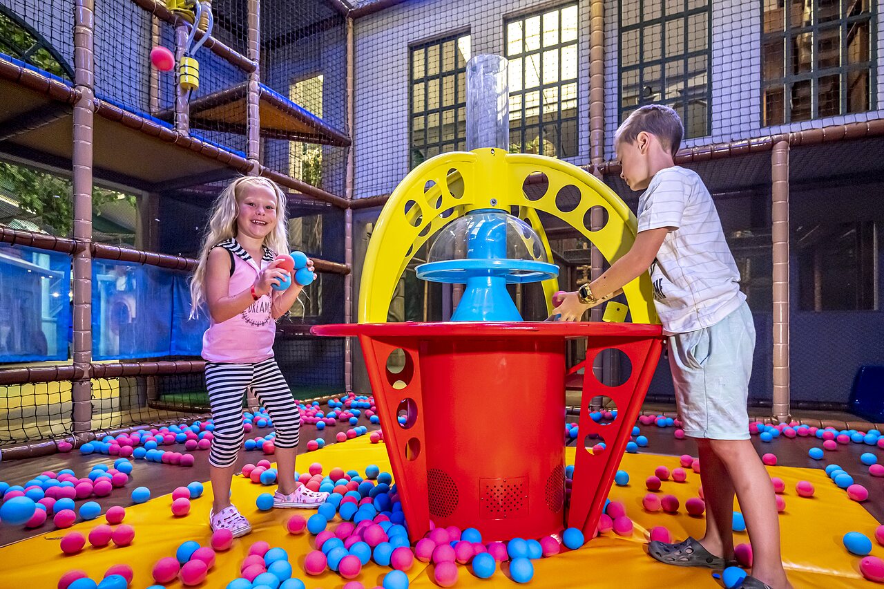 Indoor-Spielplatz mit B�llebad f�r Kinder auf dem CAPFUN Wondermolen Molenschot.