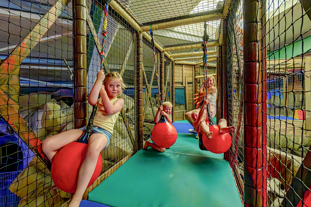 Indoor-Spielplatz mit Kugelschaukeln, Campingplatz CAPFUN Wondermolen in Molenschot.