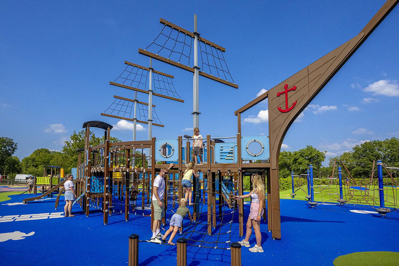 Gro�er Spielplatz in Piratenschiff-Form auf dem Campingplatz CAPFUN de Wondermolen in Molenschot.