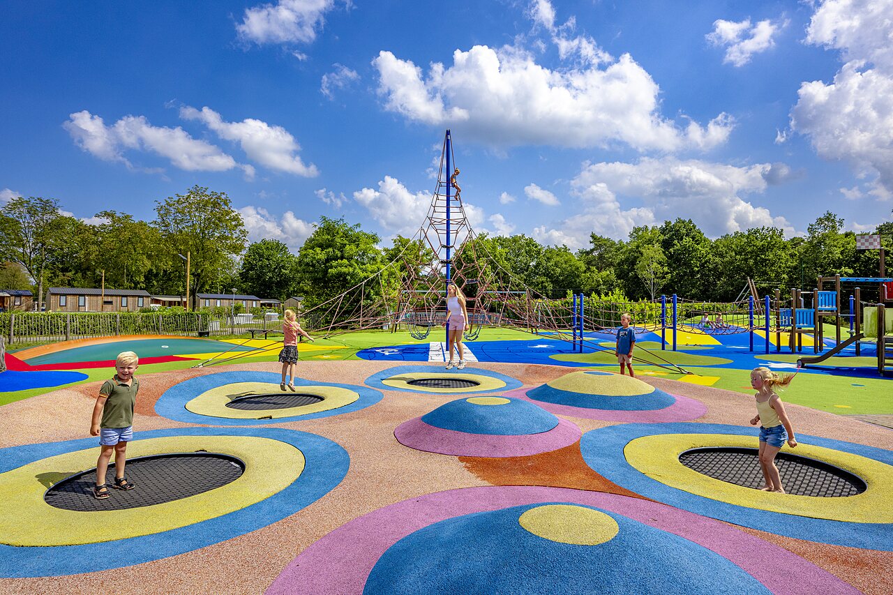 Trampoline und Kletterger�st f�r Kinder auf dem Campingplatz CAPFUN Wondermolen Molenschot.