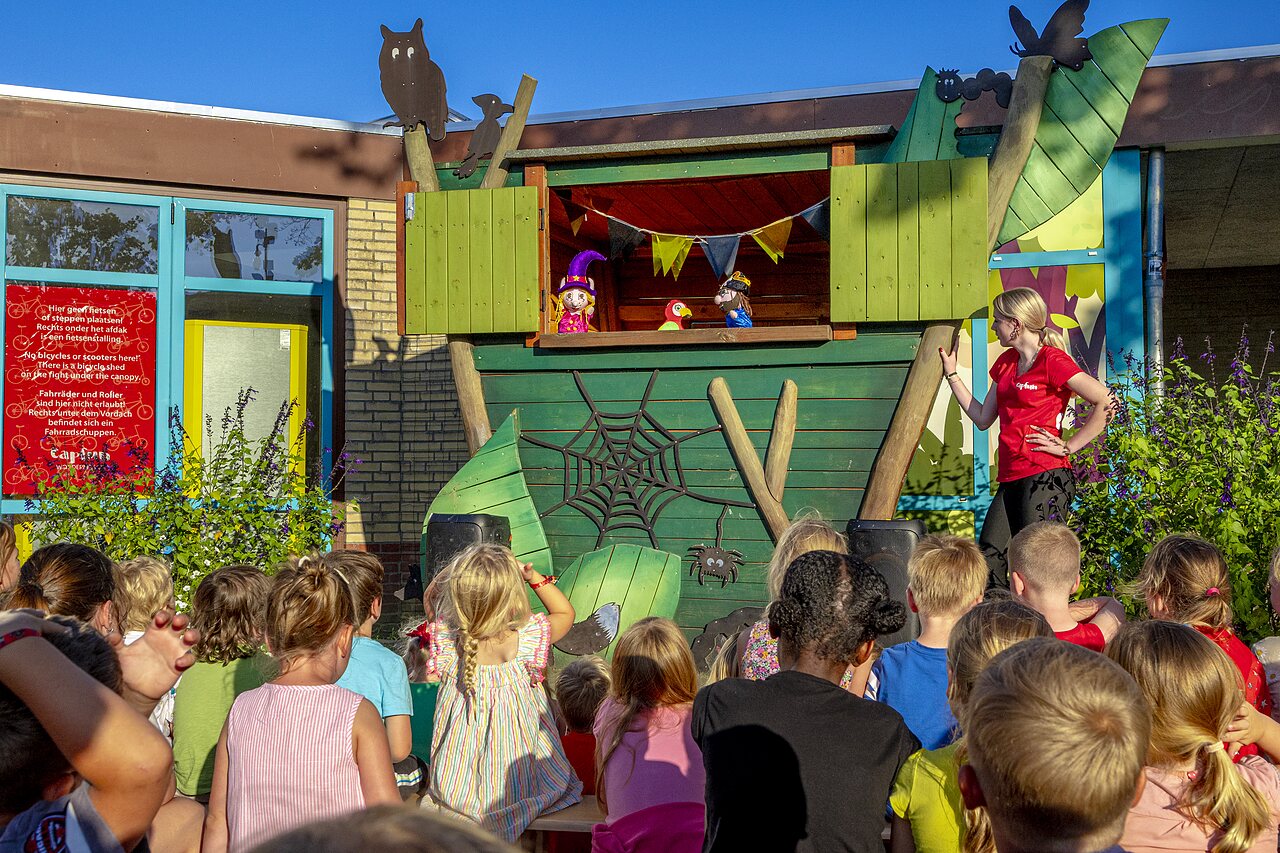 Puppentheater f�r Kinder und Animateurin auf dem Campingplatz CAPFUN de Wondermolen in Molenschot.