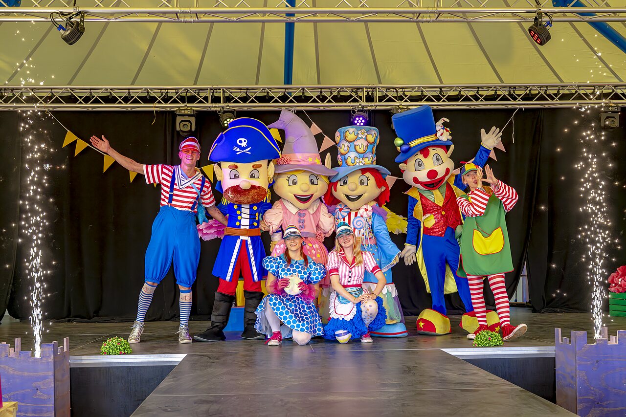 Maskottchen und Animateure auf der B�hne mit pyrotechnischen Effekten auf dem Camping CAPFUN de Wondermolen in Molenschot.