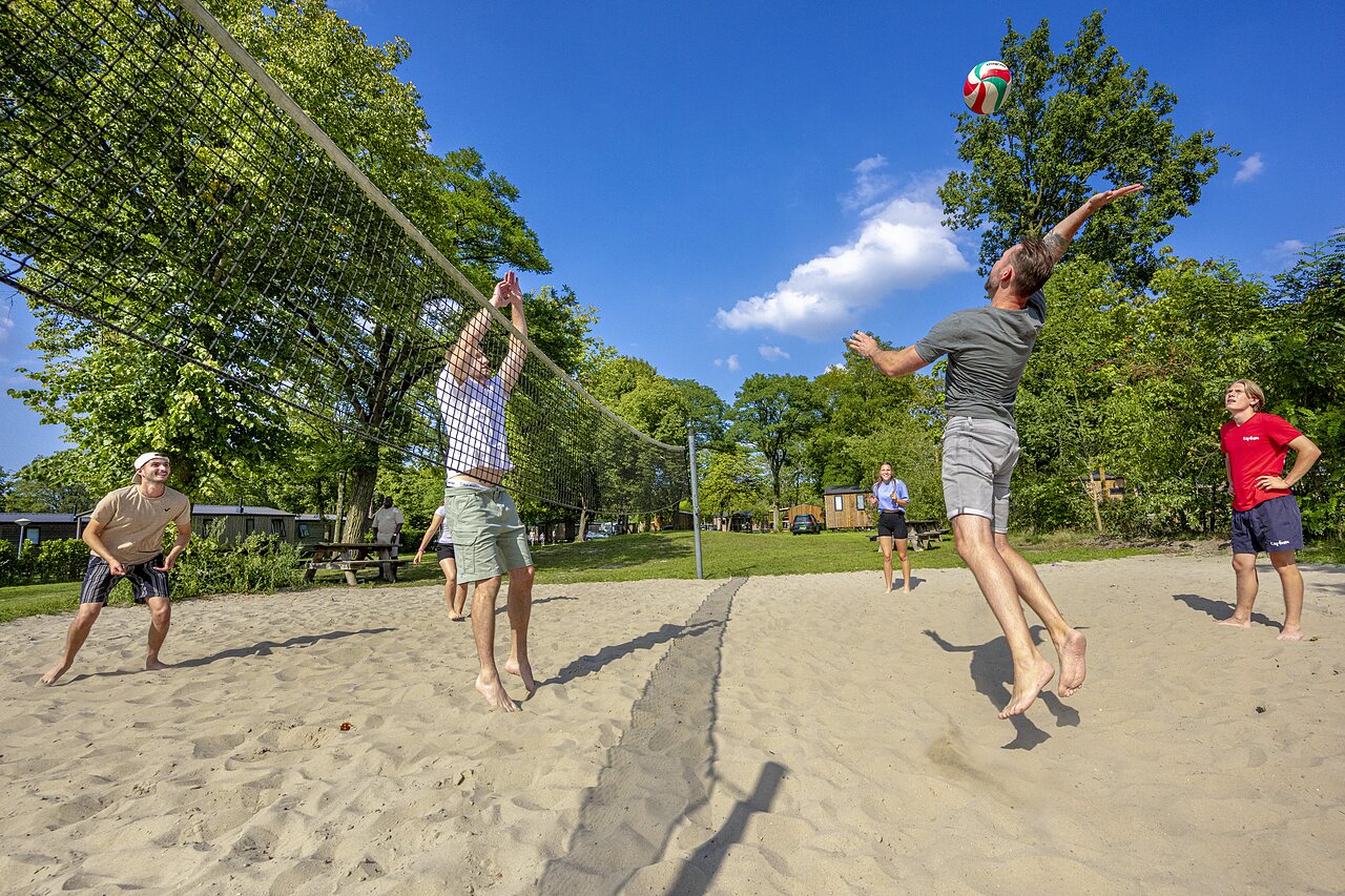 Beachvolleyballspieler auf Sandplatz auf dem Campingplatz CAPFUN de Wondermolen in Molenschot.