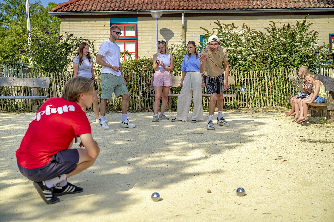 Jugendliche spielen Boule auf dem Campingplatz CAPFUN de Wondermolen in Molenschot.