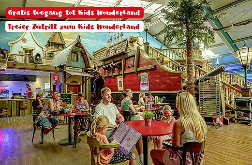 Indoor-Restaurant im Piraten-Thema mit Familien auf Campingplatz CAPFUN de Wondermolen.