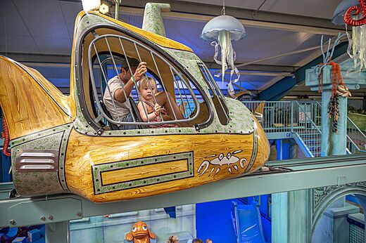 Vater und Kind in U-Boot-Fahrt innen, Campingplatz CAPFUN Wondermolen Molenschot.