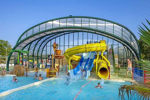 �berdachtes Schwimmbad, Rutschen und Wasserspiele am Campingplatz CAPFUN de Wondermolen in Molenschot.
