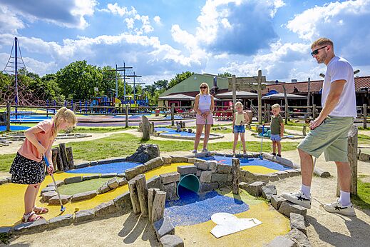 Familie spielt Minigolf auf dem Campingplatz CAPFUN de Wondermolen in Molenschot.