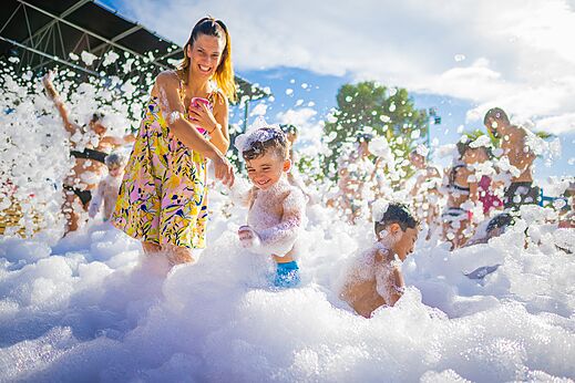 Schaumparty f�r Kinder und Erwachsene auf dem Campingplatz CAPFUN de Wondermolen.