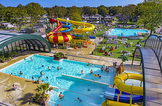Au�en- und Innenpools mit Riesenrutschen auf dem Campingplatz CAPFUN de Wondermolen in Molenschot.