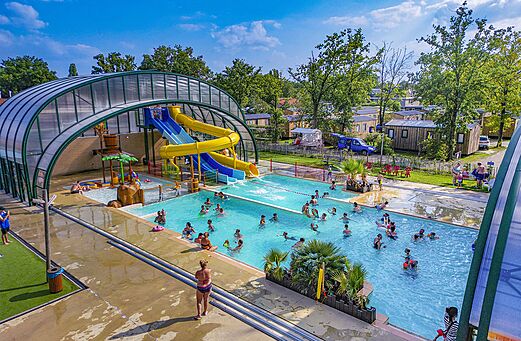 Au�enpool, Rutschen und Wasserspiele auf dem Campingplatz CAPFUN de Wondermolen in Molenschot.