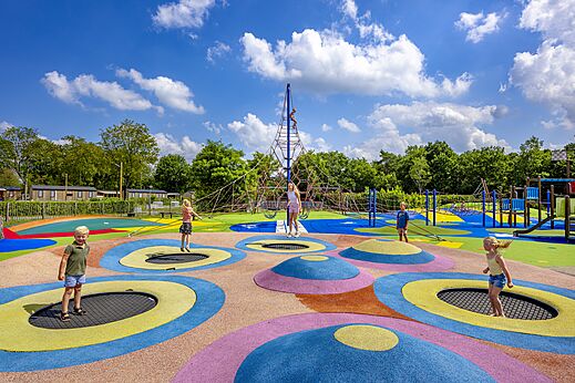 Spielplatz mit Trampolinen und Kletterger�st auf dem Campingplatz CAPFUN de Wondermolen in Molenschot.