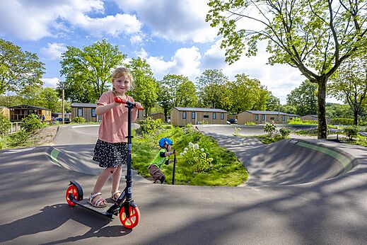 Kinder spielen auf dem Pumptrack des Campingplatzes CAPFUN Wondermolen in Molenschot.