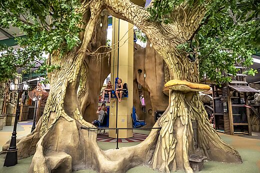Indoor-Spielplatz mit vertikaler Attraktion für Kinder auf dem Campingplatz CAPFUN Wondermolen.