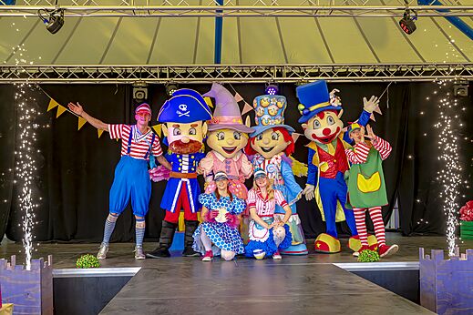 Animationsshow mit Maskottchen und Animateuren im CAPFUN Camping Wondermolen in Molenschot.