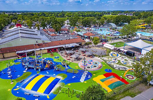 Gro�er bunter Spielplatz mit Piratenschiff und Trampolinen auf dem Campingplatz CAPFUN de Wondermolen in Molenschot.