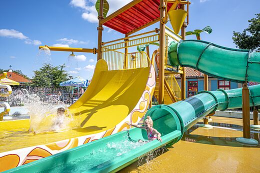 Wasserrutschen und Wasserspielplatz für Kinder auf dem Campingplatz CAPFUN Wondermolen in Molenschot.