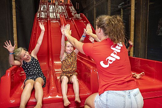 Kinder auf der Indoor-Rutsche Capfun in Wondermolen, Molenschot.
