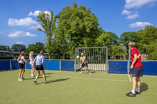 Jugendliche spielen Fu�ball auf dem Multisportplatz CAPFUN von Wondermolen in Molenschot.