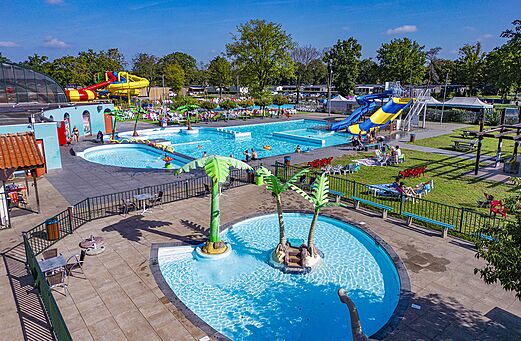 Au�enbecken, Wasserrutschen und Wasserspiele auf dem Campingplatz CAPFUN de Wondermolen in Molenschot.