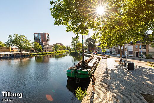 Kanal mit Boot und moderner Architektur in Tilburg, Nordbrabant.