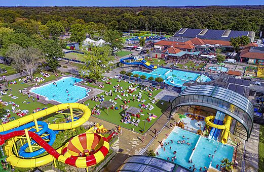Wasserpark, Außenpools und riesige Rutschen auf dem Campingplatz CAPFUN de Wondermolen in Molenschot.