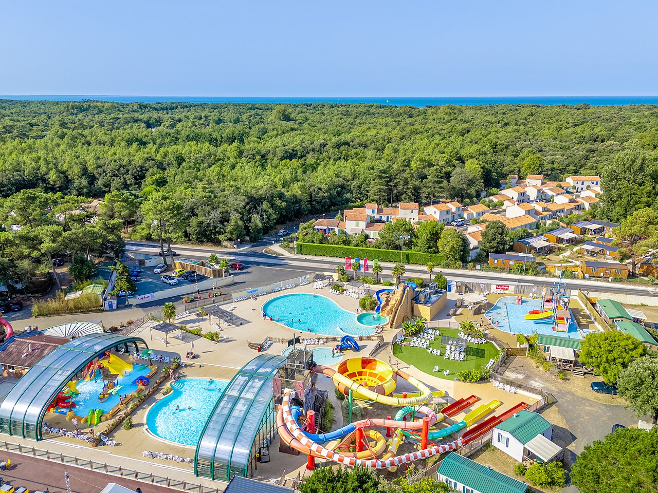Riesen-Wasserpark, Rutschen, Pools, Luftaufnahme auf Camping CAPFUN Zagarella (85).