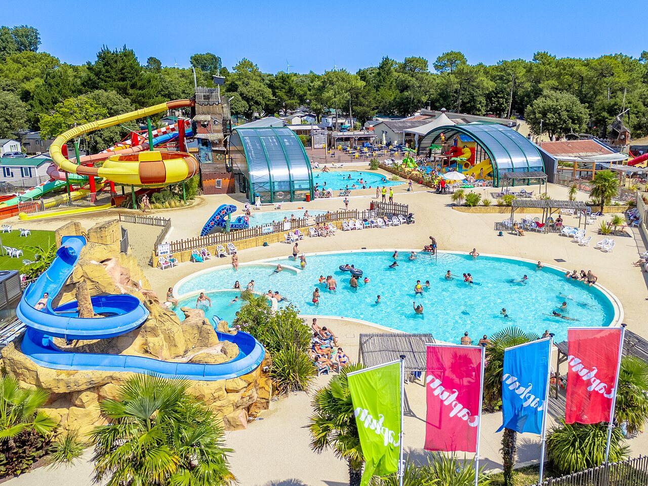Gro�er Wasserpark mit Rutschen und Pools auf dem Campingplatz CAPFUN Zagarella in LONGEVILLE SUR MER (85).