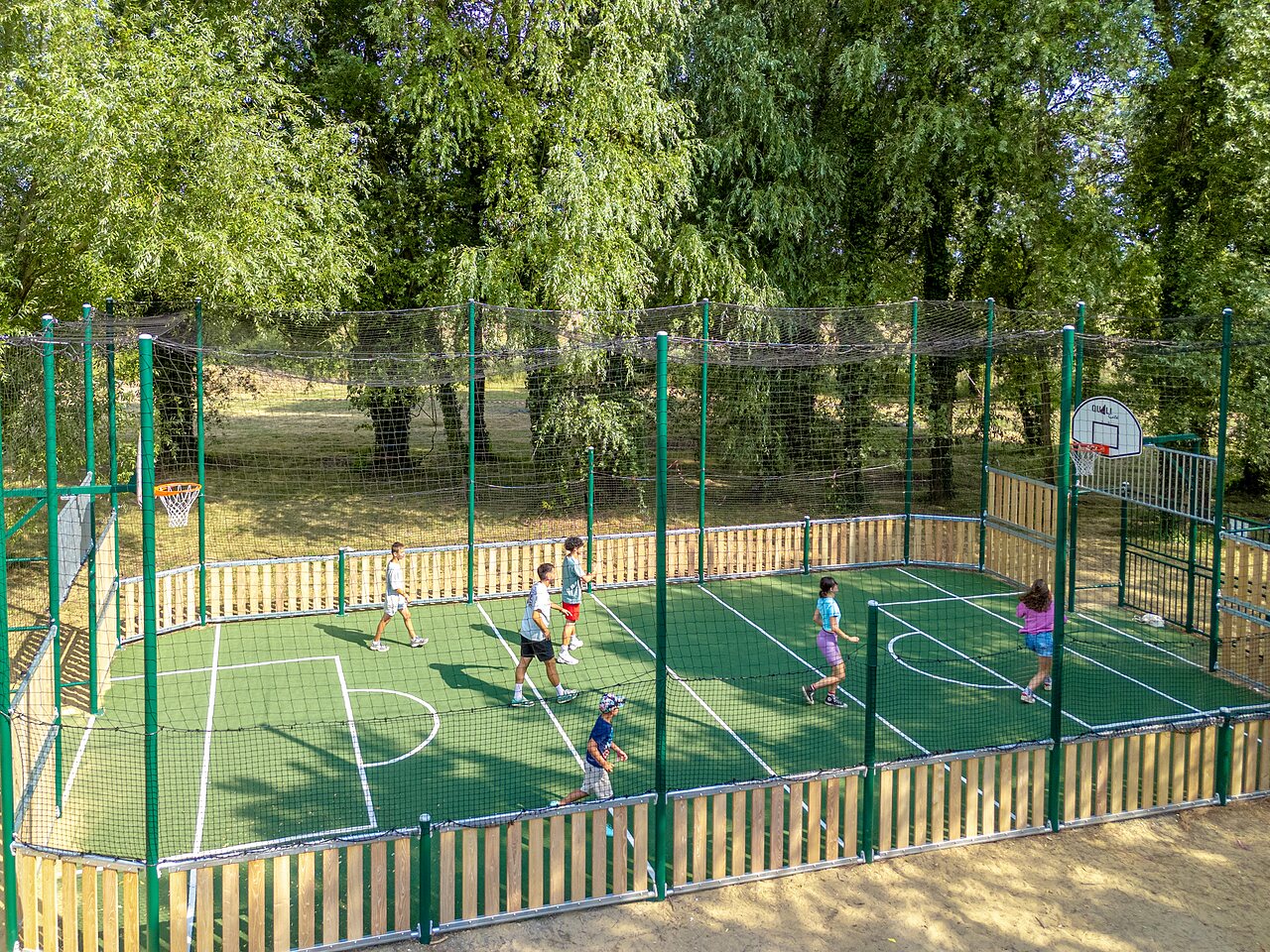 Multisportplatz mit spielenden Kindern auf dem Campingplatz CAPFUN Zagarella in LONGEVILLE SUR MER (85).