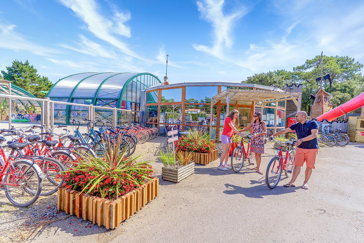 Fahrr�der, Hallenbad, Spielplatz auf Campingplatz CAPFUN Zagarella, LONGEVILLE SUR MER.