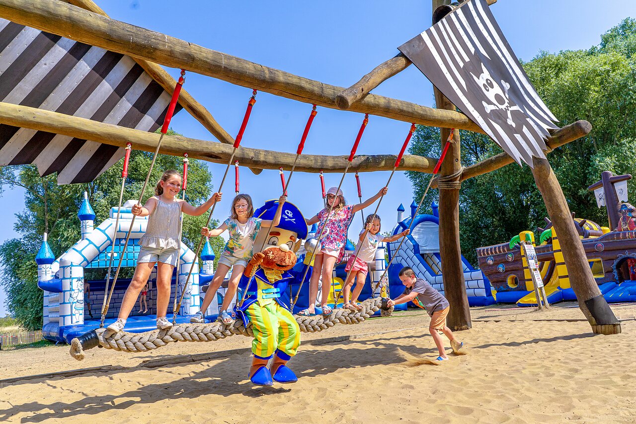 Kinder spielen auf Seilbr�cke und H�pfburgen auf Camping CAPFUN Zagarella in LONGEVILLE SUR MER (85).