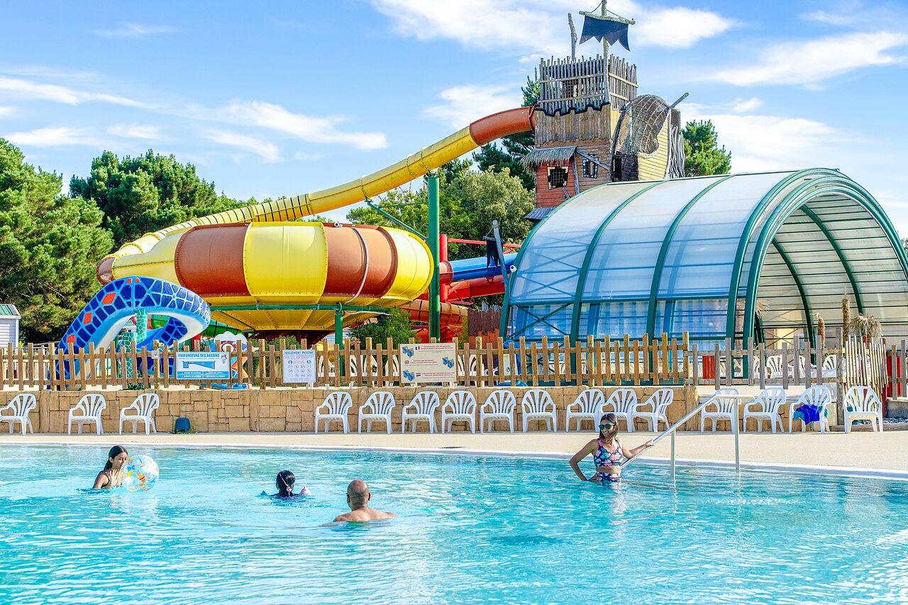 Au�enpool, riesige Rutschen und Hallenbad auf Camping CAPFUN Zagarella (85).